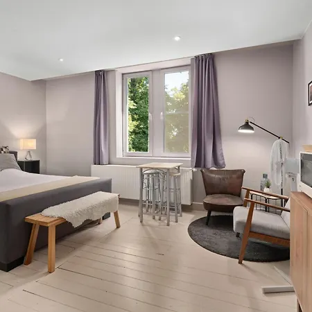 Spacious Guest Near Historic Market - 5 Min Walk ברוז'