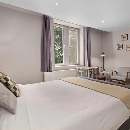 Spacious Guest Near Historic Market - 5 Min Walk ברוז'