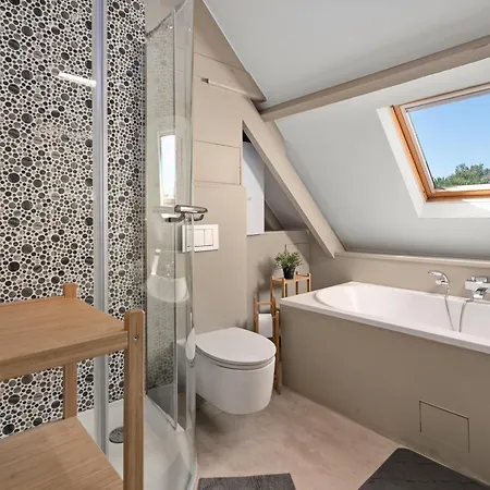Spacious Guest Near Historic Market - 5 Min Walk