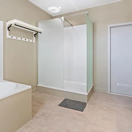 Spacious Guest Near Historic Market - 5 Min Walk בית הארחה *