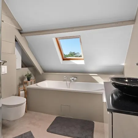 Spacious Guest Near Historic Market - 5 Min Walk